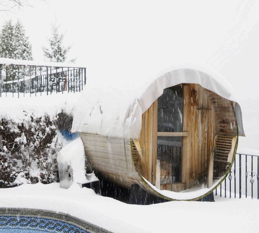 Sperimenta una sauna tradizionale con una sauna a legna da fuoco per quattro persone con un design a botte all'aperto e materiale di legno massiccio